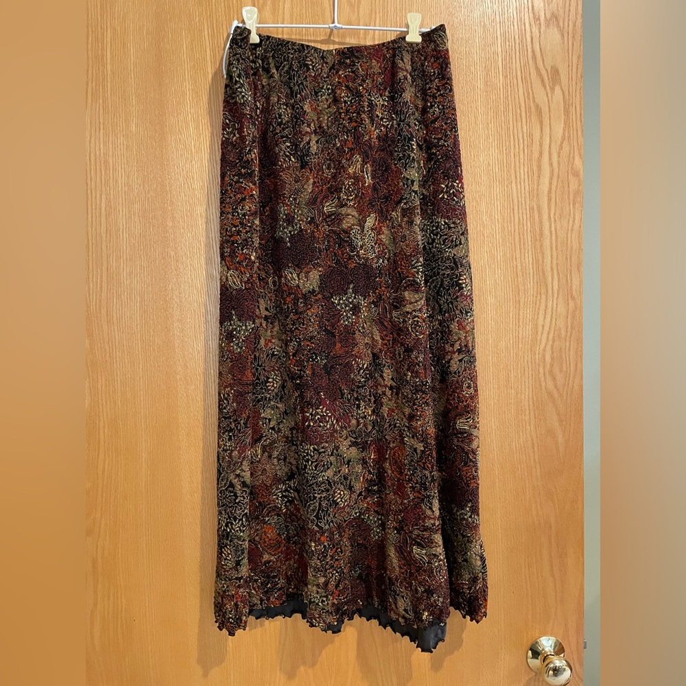 C J Banks Skirt w/Elastic Waist. Size 2X w/scalloped bottom 35” length